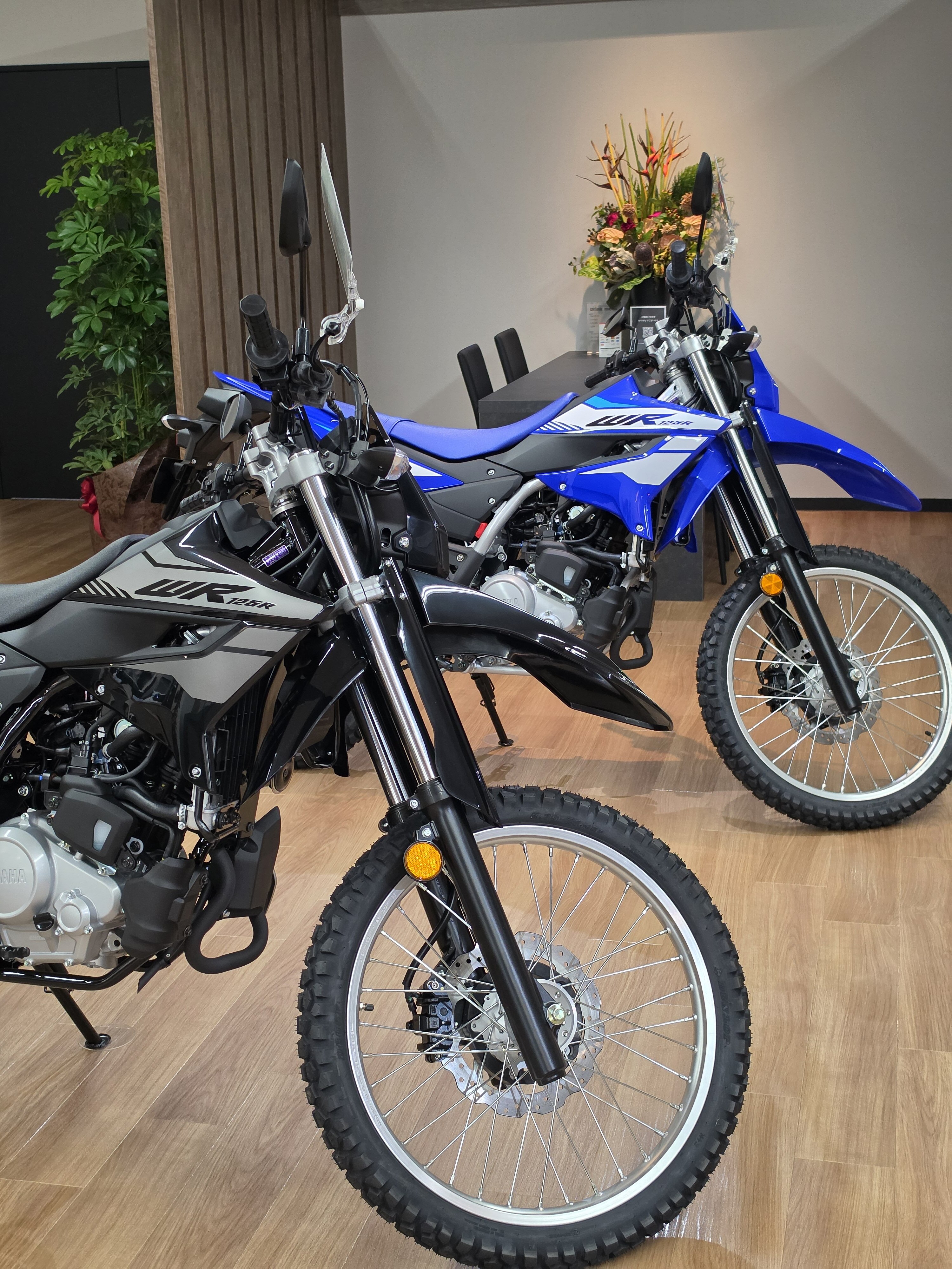 【WR125R ABS】ブルー＆ブラック、2色とも店頭展示中！
